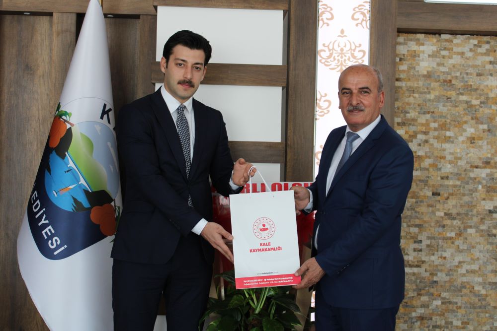 Kaymakam Mustafa AKSOY, Kale Beldiye Başkanı İhsan ÖZBAY'ı Makamında Ziyaret Etti